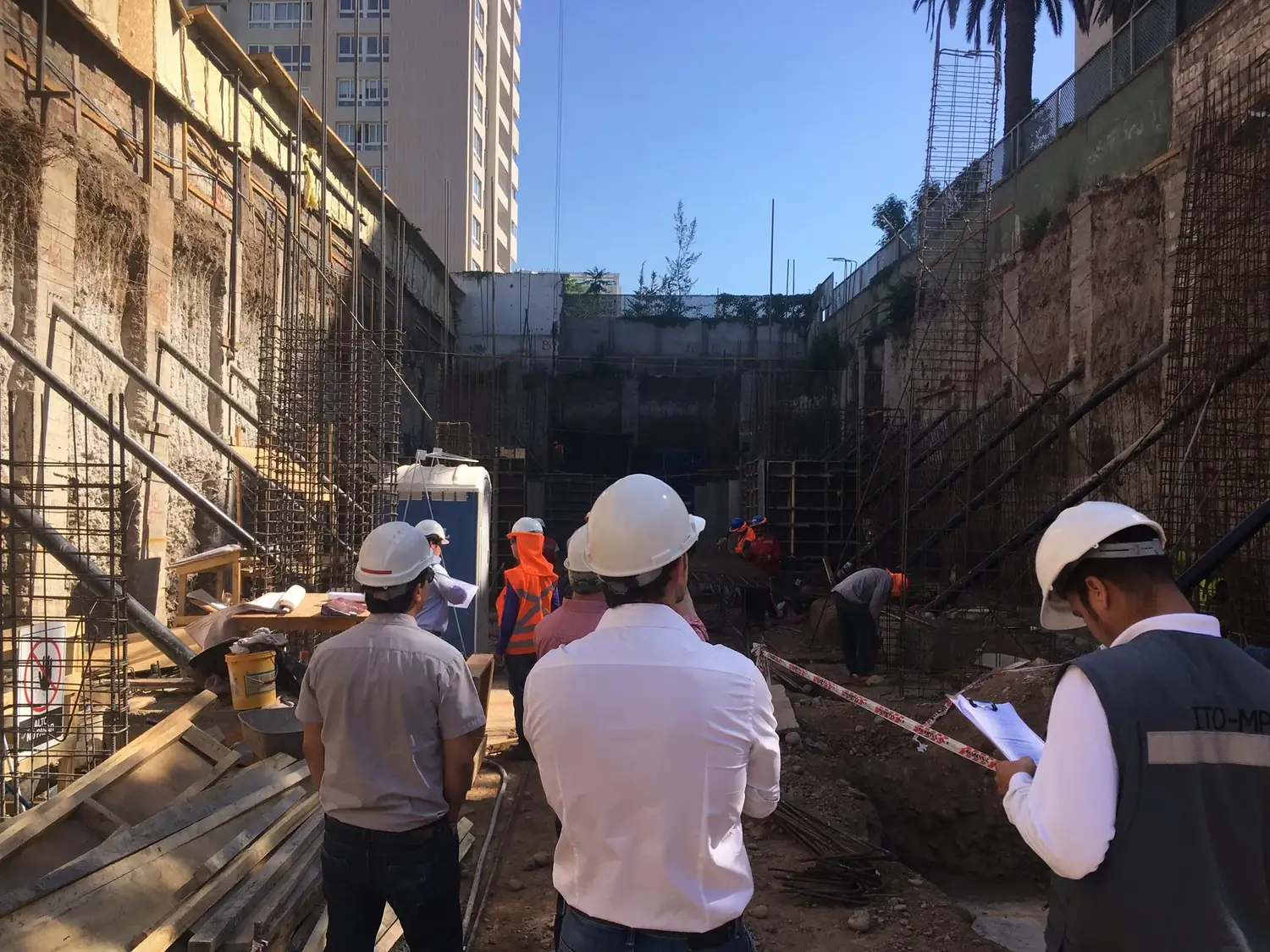 Visita técnica en obra: revisión de planos sobre la excavación y fundaciones de un edificio en Ñuñoa