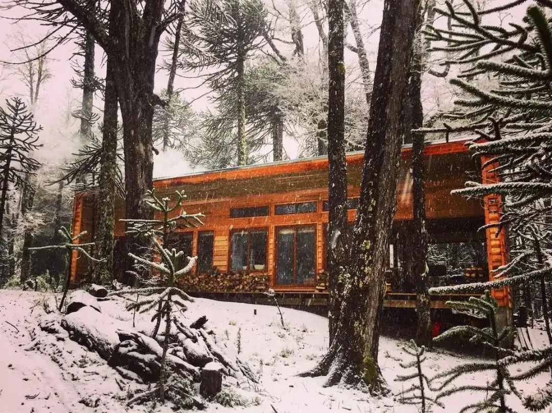 Casa Legarreta: vivienda de madera sobre base de piedra con terraza