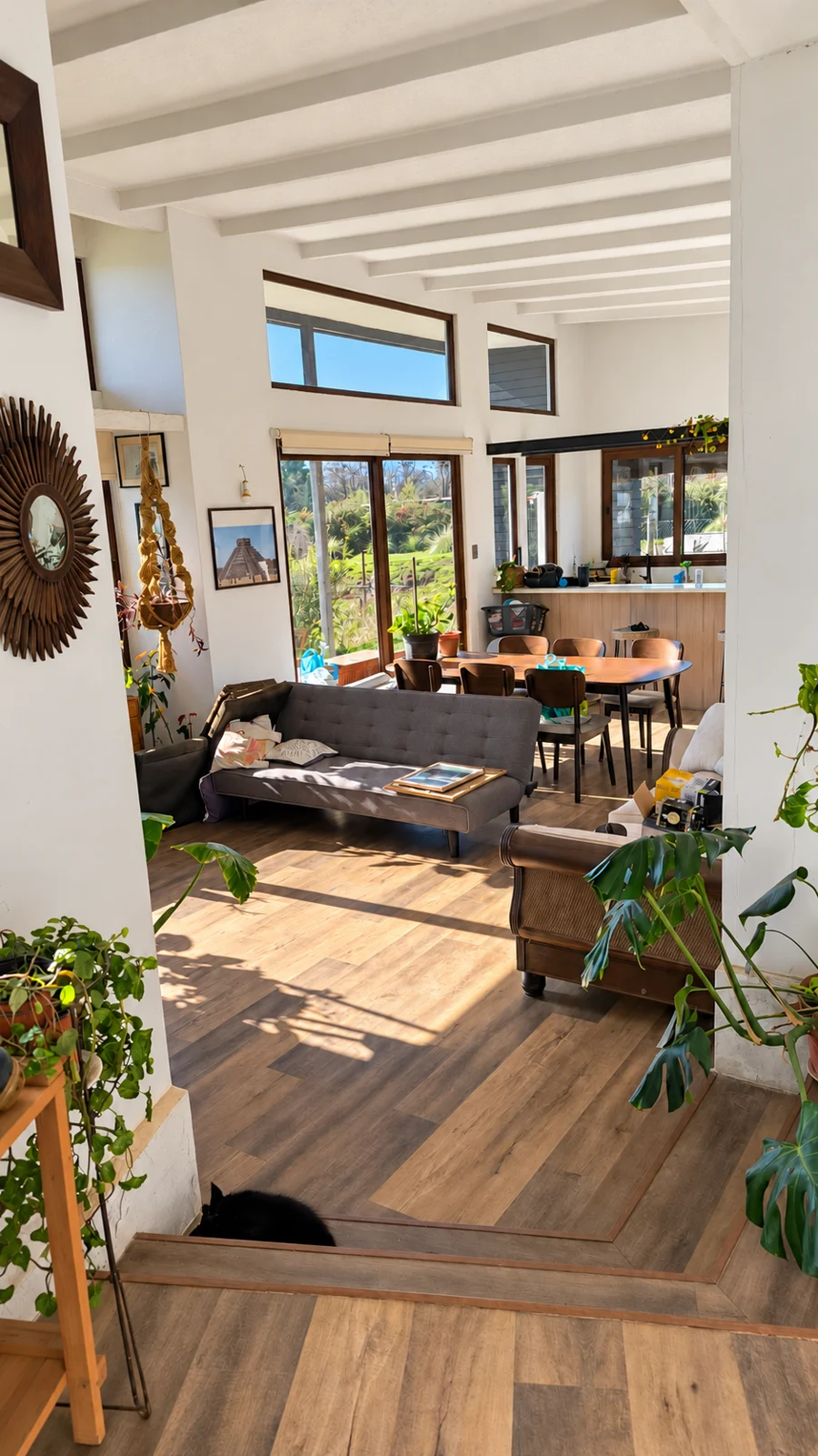 Interior habitado de Casa VC, con doble altura, luz natural y conexión al jardín