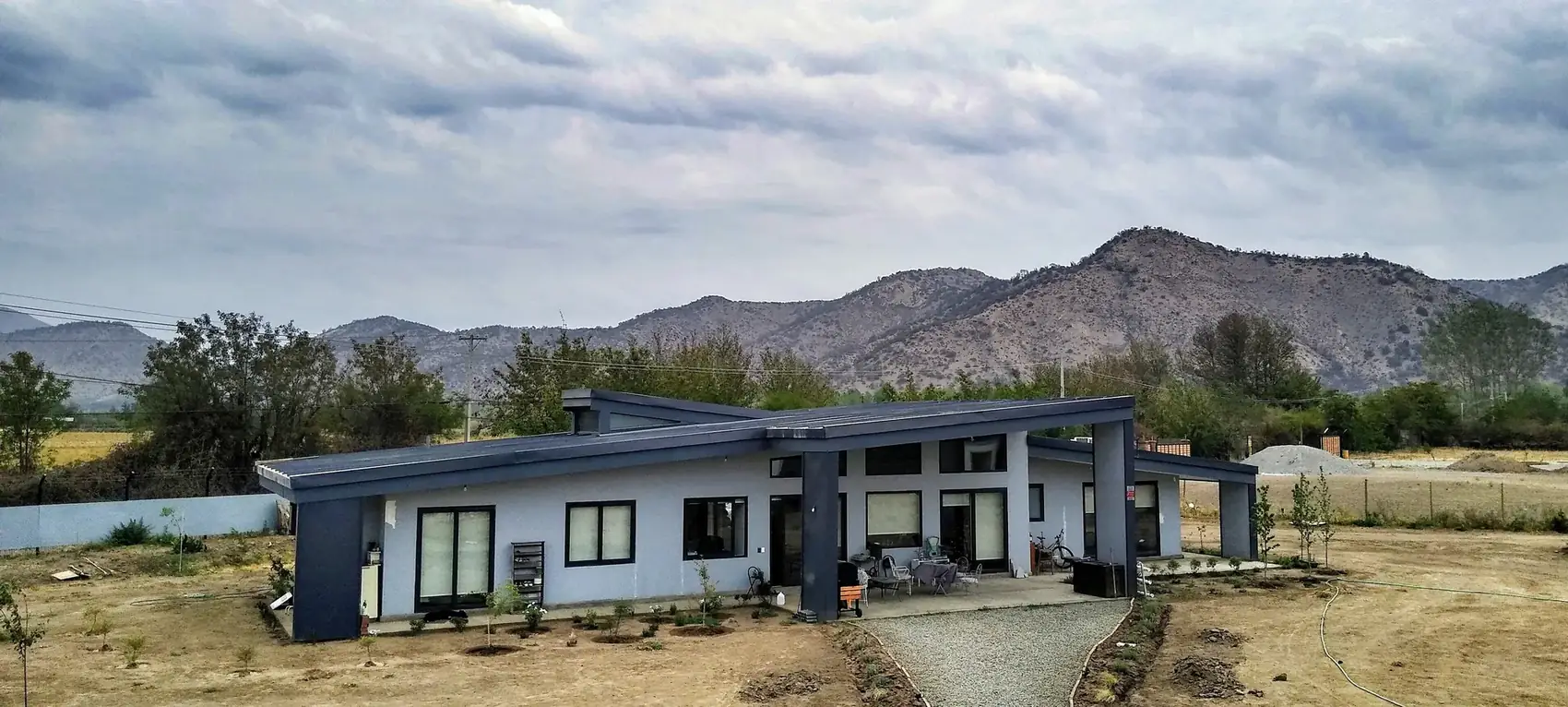 Casa VC en Pirque: dos viviendas terminadas en la parcela, con la sierra al fondo