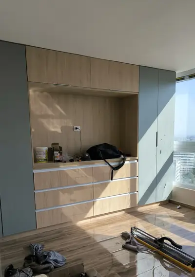 Departamento en Providencia: clóset y mueble a medida en madera y verde, montados en obra
