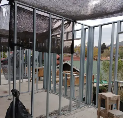 Casa AL en Vitacura: estructura metálica de una obra detenida, antes de retomarla