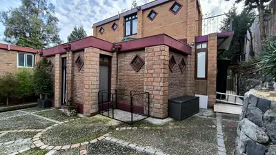 Casa Fleming en Las Condes: estado existente de la vivienda de ladrillo antes de regularizar