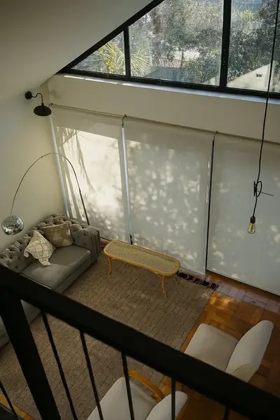 Casa Chapultepec: estar de doble altura con ventanal y luz natural